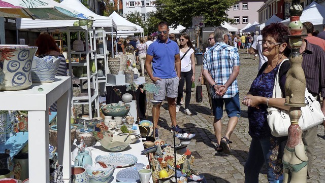 Zwar lockt der Tpfermarkt immer wiede...den Knstlern ein Schwtzchen halten.   | Foto: Gabi Lendle