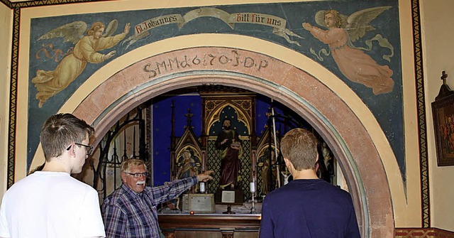 Peter Brodmann (Mitte) informierte die...chte der Ringsheimer Johanneskapelle.   | Foto: Adelbert Mutz