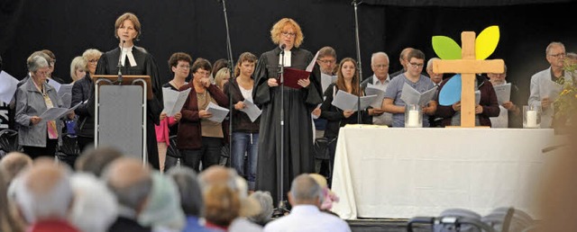 Zahlreich kamen Besucher zum Gottesdie...r Schwanauer Projektchor begleitete.    | Foto: Bettina Schaller