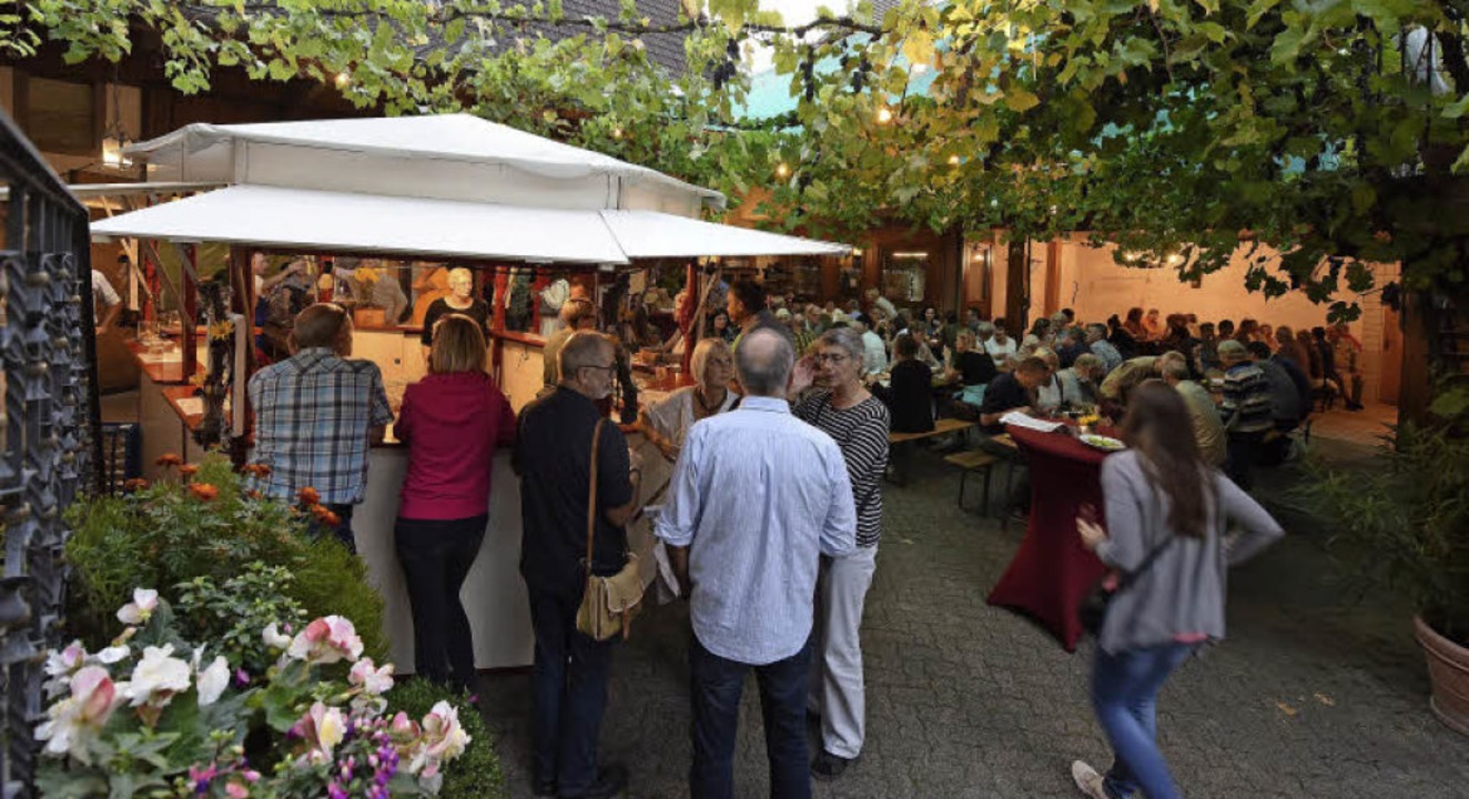 Lauschig war&#8217;s in den Lauben und Hfen beim Tiengener Wein- und Dorffest.   | Foto: Rita Eggstein
