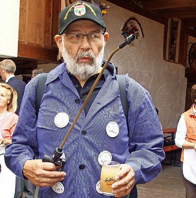 Gustav Walliser sorgt  persnlich fr ...ollte  der neue Wein zur Neige gehen.   | Foto: Musolt