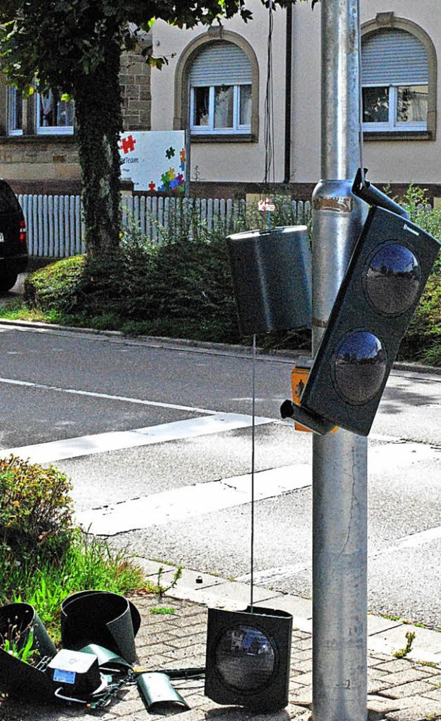 Ein Sattelzug hat nach Polizeiangaben ...en diese Ampel &#8222;umgelegt&#8220;.  | Foto: Sylvia-Karina Jahn