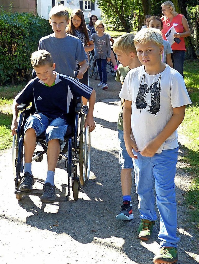 Die jungen Barriere-Kundschafter erfor...en als Rollstuhlfahrer zurecht kommt.   | Foto: Bremer