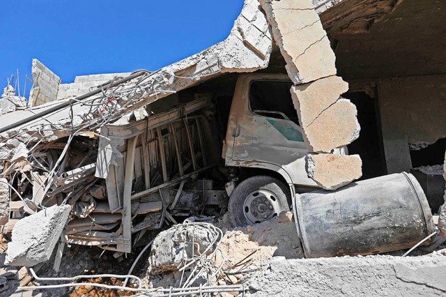 Bei Luftangriffen auf die Stadt Al Habit wurden zahlreiche Gebude zerstrt.  | Foto: AFP