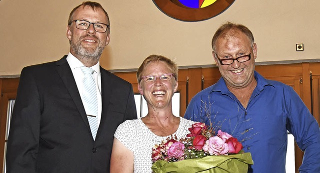 Dieses Mal gab es Blumen fr die Frau....gung am Wahlabend vergessen worden war  | Foto: Markus Zimmermann