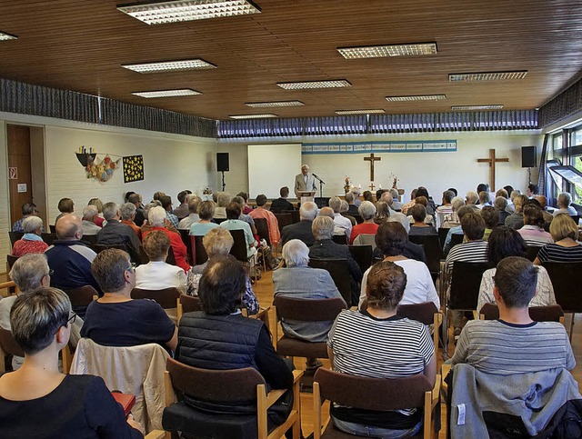 Mit einem Gottesdienst verabschiedeten...inde und viele Gste vom Gemeindehaus.  | Foto: Ilona Hge