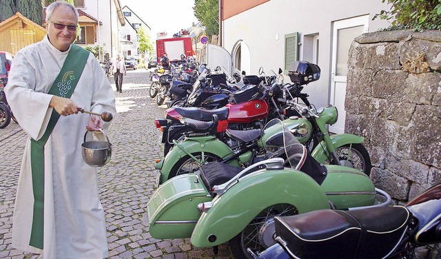 Diakon Herbert Kausch weiht Motorrder beim Motorradgottesdienst.  | Foto: Annika Sindlinger