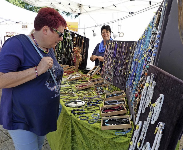 Schmuck und vielfltiges Kunsthandwerk...asenweiler zu bestaunen und zu kaufen.  | Foto: Weirich