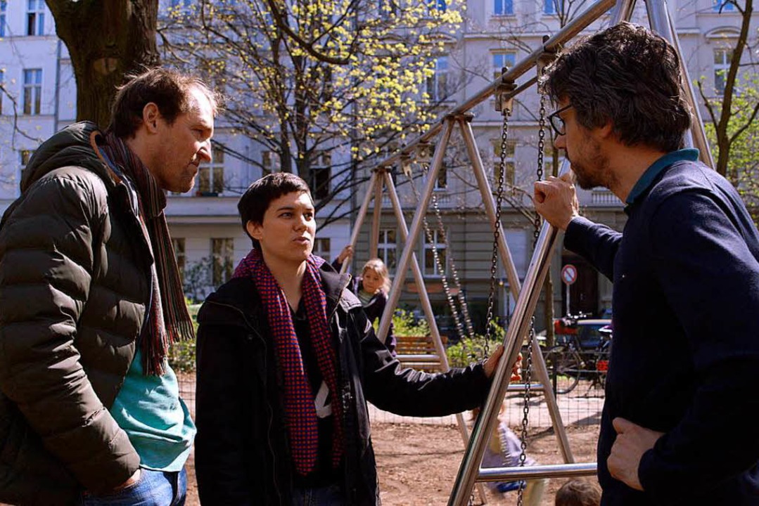 Regisseur David Sieveking (rechts) bei der Impf-Recherche auf einem Spielplatz  | Foto: dpa