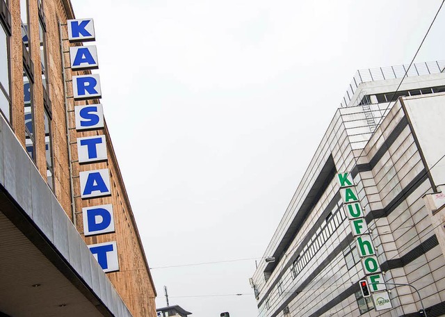 In den Innenstdten nicht selten unmit...r &#8211; Karstadt- und Kaufhof-Huser  | Foto: dpa