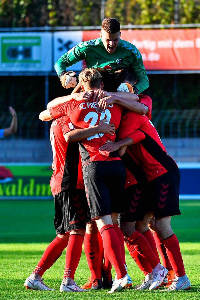 Das ist der Gipfel. SC-Keeper  Niclas ... Sieg gegen die Offenbacher Kickers.    | Foto: Achim Keller