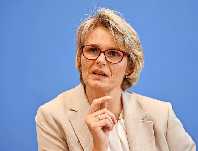Anja Karliczek (CDU), Bundesbildungsmi... bei der Vorstellung des OECD-Berichts  | Foto: dpa