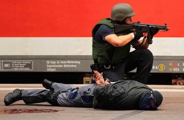 bung: Polizei simuliert Terroranschlge am Bahnhof in Stuttgart  | Foto: dpa