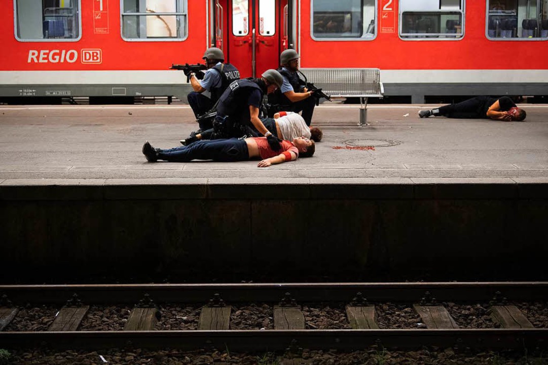 Übung: Polizei Simuliert Terroranschläge Am Bahnhof In Stuttgart ...