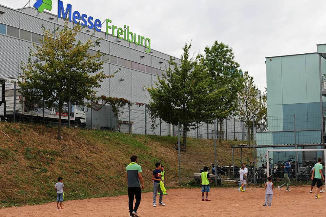 Immer freitags gibt es vor dem Flchtl...dustriegebiet Nord ein Fuballtraining  | Foto: Alexander Link