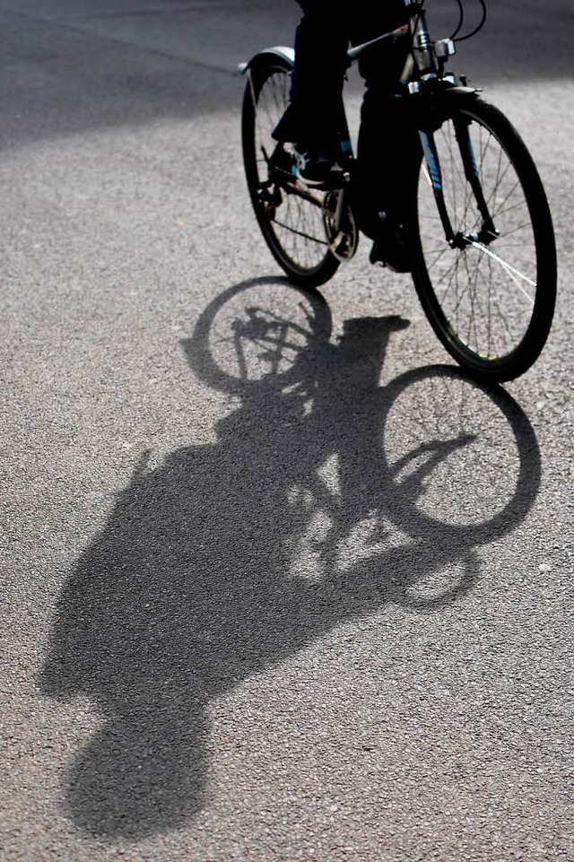 Die Polizei sucht nach dem unbekannten Radfahrer.   | Foto: Symbolbild: Britta Pedersen (dpa)