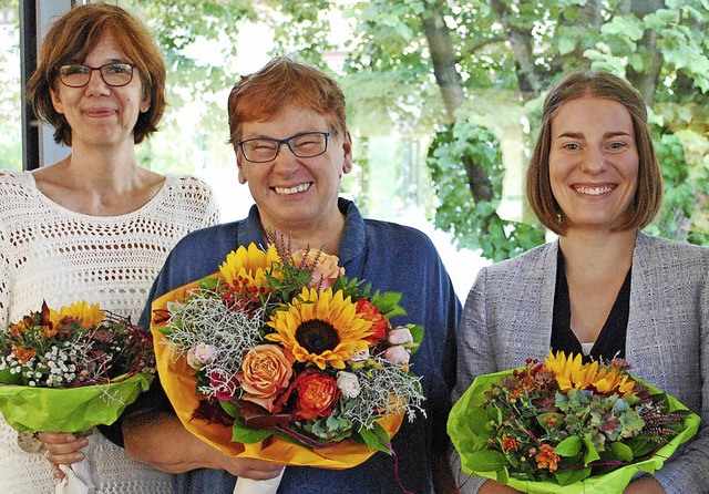 Neue Leiterin der Stadtbibliothek wird...ei zustndige Sarah Dinger (von links)  | Foto: Sylvia-Karina Jahn