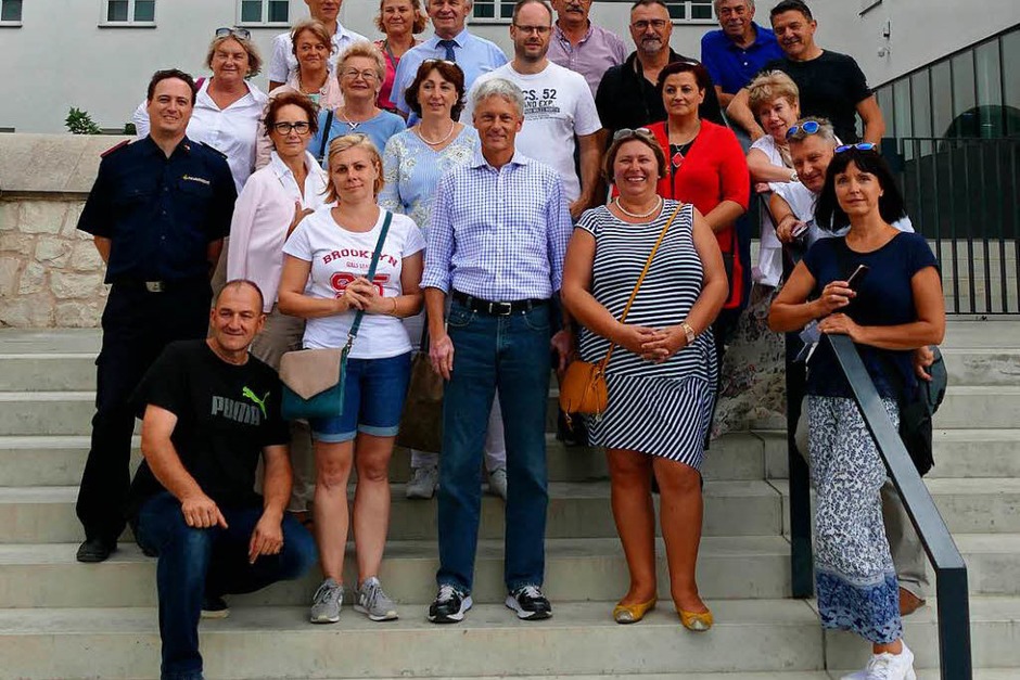 Besuch der Staufener Delegation in der neu erbauten Schule, die nach sieben Jahren die an gleicher Stelle durch eine Gas-Eplosion zerstörte alte Schule ersetzt und eine Woche zuvor eingeweiht wurde. (Foto: Hans-Peter Müller) Besuch der Staufener Delegation in der neu erbauten Schule, die nach sieben Jahren die an gleicher Stelle durch eine Gas-Eplosion zerstörte alte Schule ersetzt und eine Woche zuvor eingeweiht wurde. (Foto: Hans-Peter Müller)