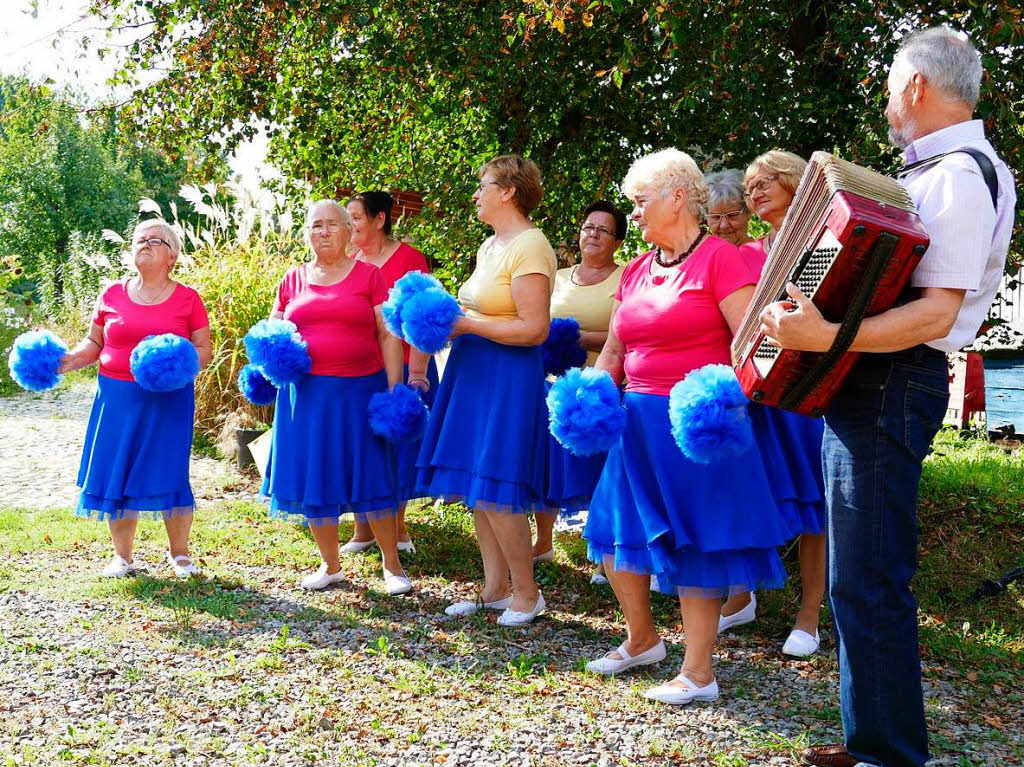 Auftritt der Seniorinnen-Fokloregruppe beim kologischen Museum im Teilort Cholewianka