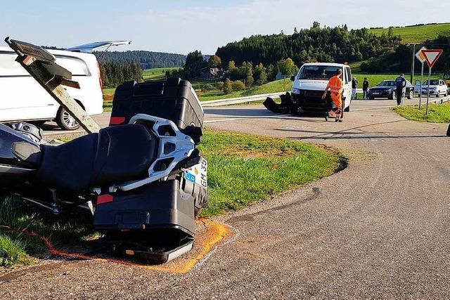 Motorradfahrer stirbt auf B 500 bei Zusammenstoß mit Schulbus
