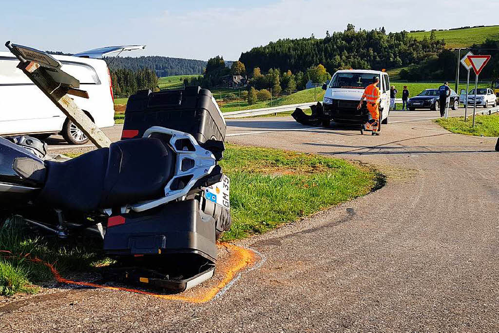 Motorradfahrer Stirbt Auf B 500 Bei Zusammenstoß Mit Schulbus ...