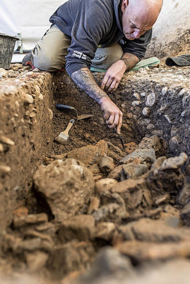 Die mit Keramikfragmenten gefllte Grube wird sorgfltig ausgegraben.  | Foto: Kanton Basel-Stadt