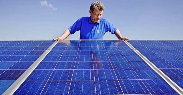Photovoltaik  auf Gebudedchern biete ein hohes Potenzial.  | Foto: dpa