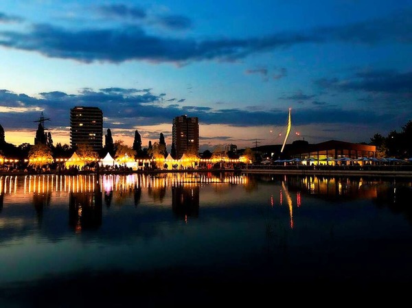 Skyline von Lahr in der blauen Stunde