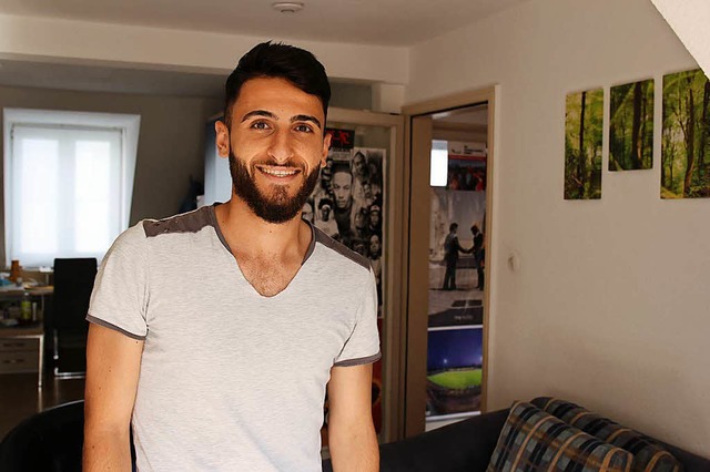 Yazan Hoshmi in seinem WG-Zimmer in Freiburg.  | Foto: Tamara Keller