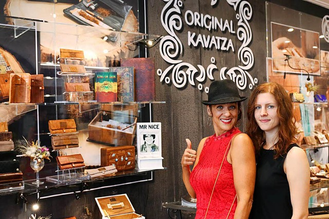 Eigentmerin Nicole Nocke (links) und Mitarbeiterin Theresa vom Original Kavatza  | Foto: Gina Kutkat