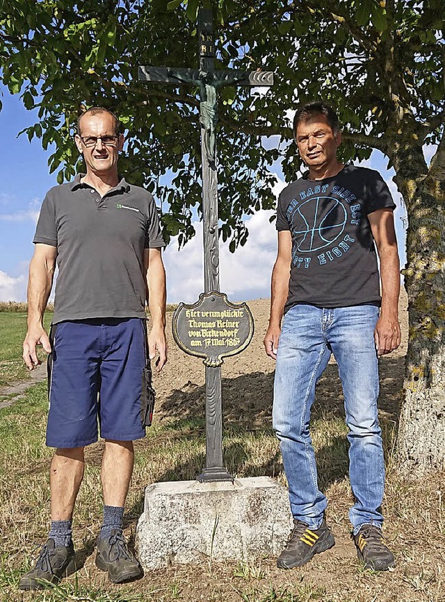 Klaus Mller (links) und Andreas Rde ...rierten ein Metallkreuz bei hlingen.   | Foto: Werner Steiert