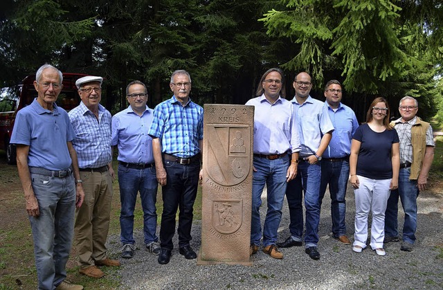 Dreimrkerstein mit  Wappen der  anein...Simone Mller (3. und 2.  von rechts).  | Foto: Nikolaus Bayer