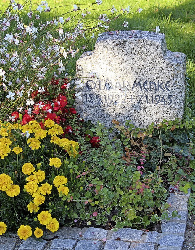 Das Grab von Otmar Menke neben dem Ehrenmal.  | Foto: CREMER