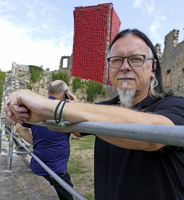 Klaus Kipfmller vor dem mit roten Ballons gestalteten Turm  | Foto: Peter Gerigk