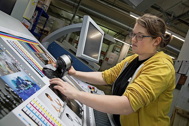 Mit Auge  und Technik:Die angehende M...ntrolle mit einem Spektralphotometer.   | Foto: Florian Schuh (dpa)