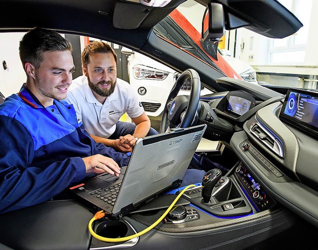 Keine  Schrauberei:Kfz-Mechatroniker ...h sicher mit Computern umgehen knnen.  | Foto: Jrg Koch (dpa)