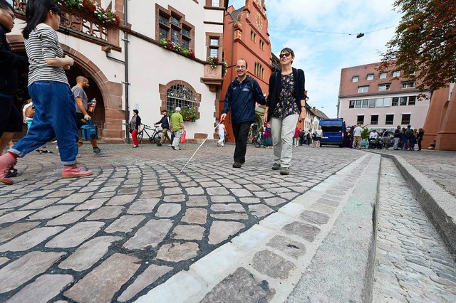Mischa Knebel und Daniela Schmid testen den neuen Belag am Rathausplatz.  | Foto: Ingo Schneider
