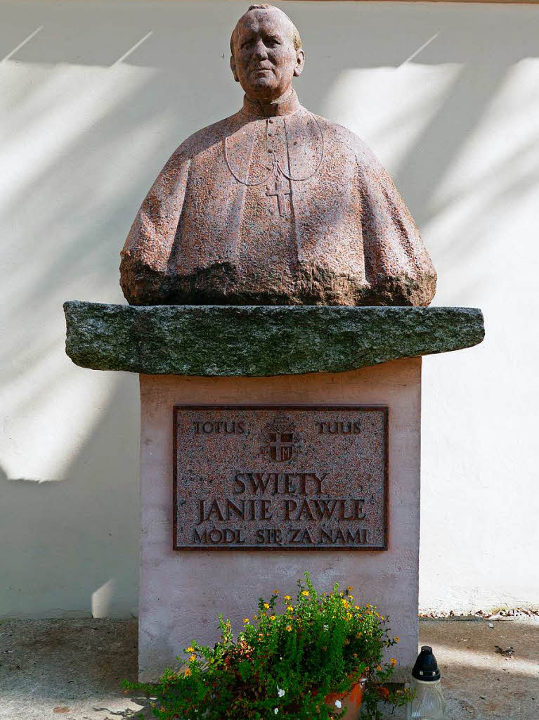 Denkmal fr den polnischen Papst Johannes Paul II. bei der Pfarrkirche