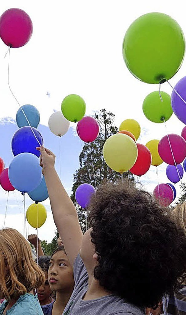 Viele bunte Wunschballons schickten di...er des Goethe-Gymnasiums in den Himmel  | Foto: Diethard Pabel