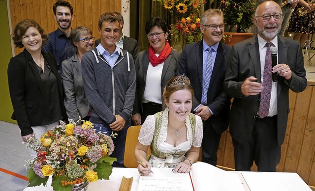 Im Beisein ihrer Familie verewigte sic...t im Goldenen Buch der Stadt Endingen.  | Foto: Christel Hlter-Hassler