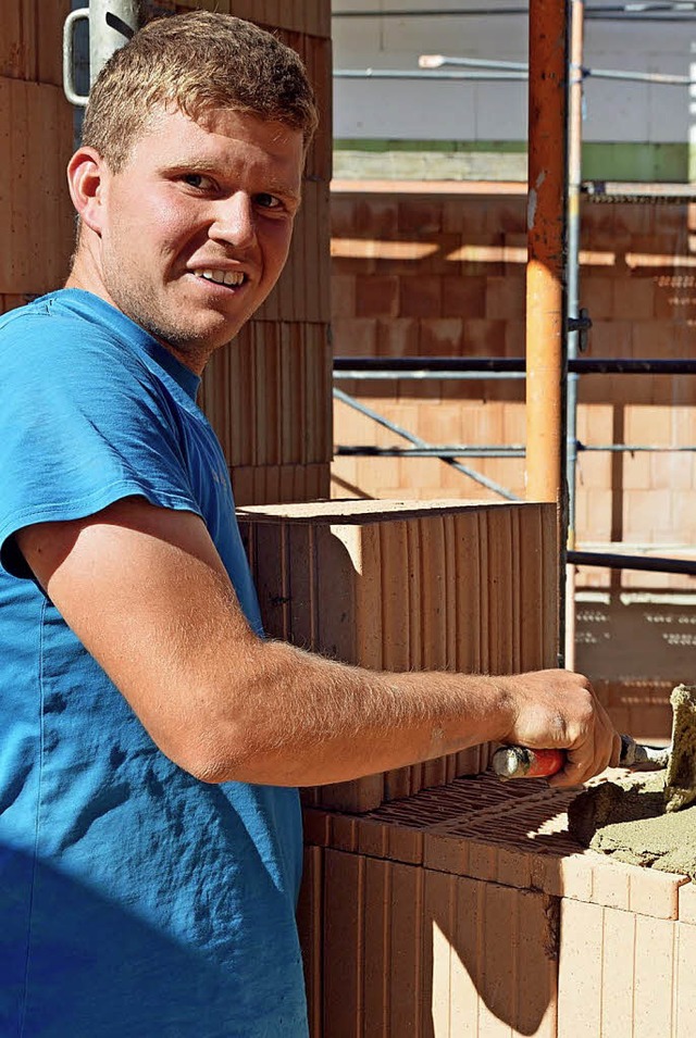 Stefan Hog, inzwischen Maurer-Stahlbet...auser, ist mit Freude bei der Arbeit.   | Foto: Gerhard Lck