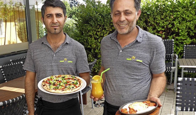 Die beiden Gastronomen Celal Cebba (&#...hre Gste mit kurdischen Spezialitten  | Foto: Hans Jrgen Kugler