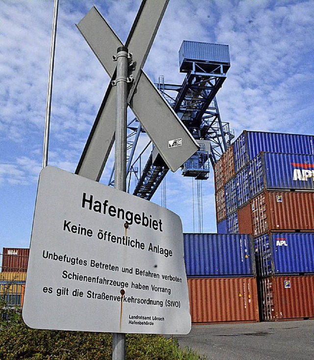 Der  Bereich des Containerterminals wird berplant.   | Foto: Lauber