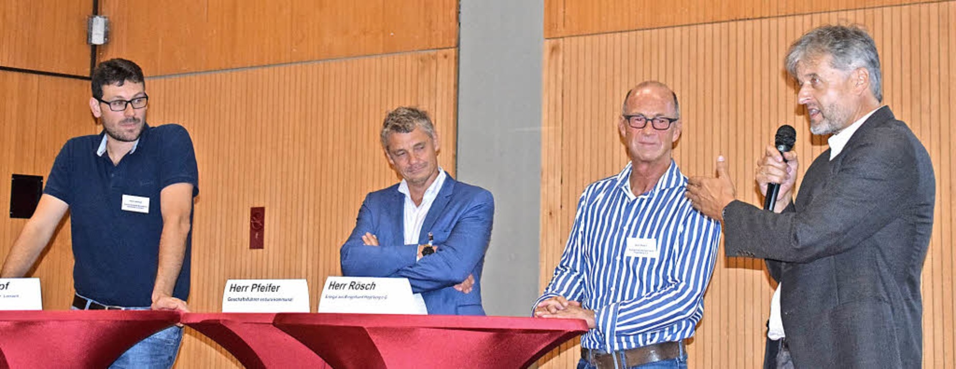 Im Gesprch mit den Brgern (von links...berg) und Brgermeister Gunther Braun.  | Foto: Stefan Ammann