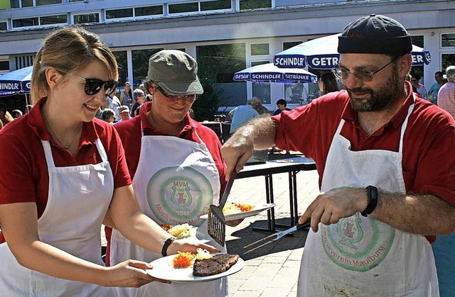 Bestens gelaunte Maulburger Musikverei...um dritten Mal auf dem Schulhof statt.  | Foto: Ralph Lacher