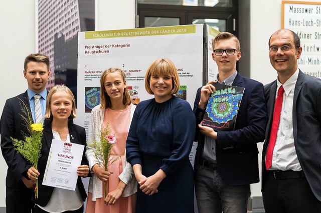 Lilly Mller,  Jana Heizmann sowie Sim...gemeine Zeitung (Mitte), gratulierten.  | Foto: Jugendpresse Deutschland/Annkath