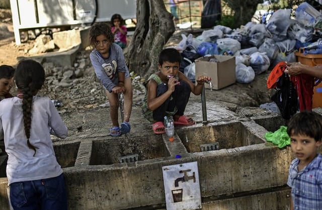 Kinder an einer Waschstelle im Flchtlingscamp Moria   | Foto: afp