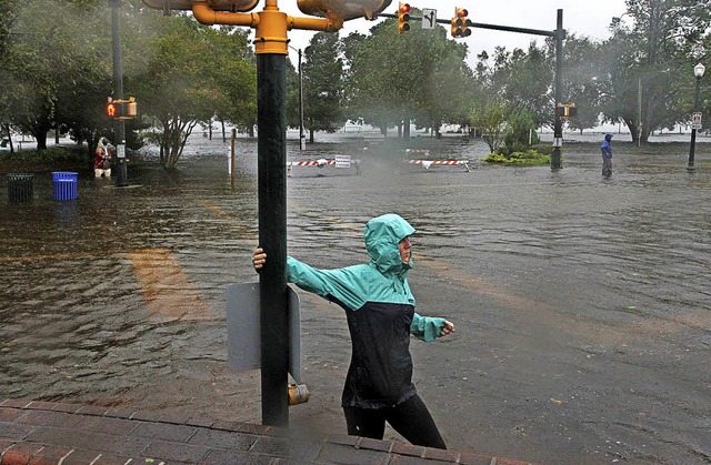 Eine Frau bringt sich North Carolina in Sicherheit.   | Foto: dpa