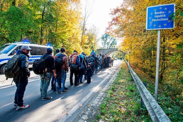 Flchtlinge stehen im Oktober 2015 an ...r Probleme? Thomas Hauser meint Nein.   | Foto: DPA