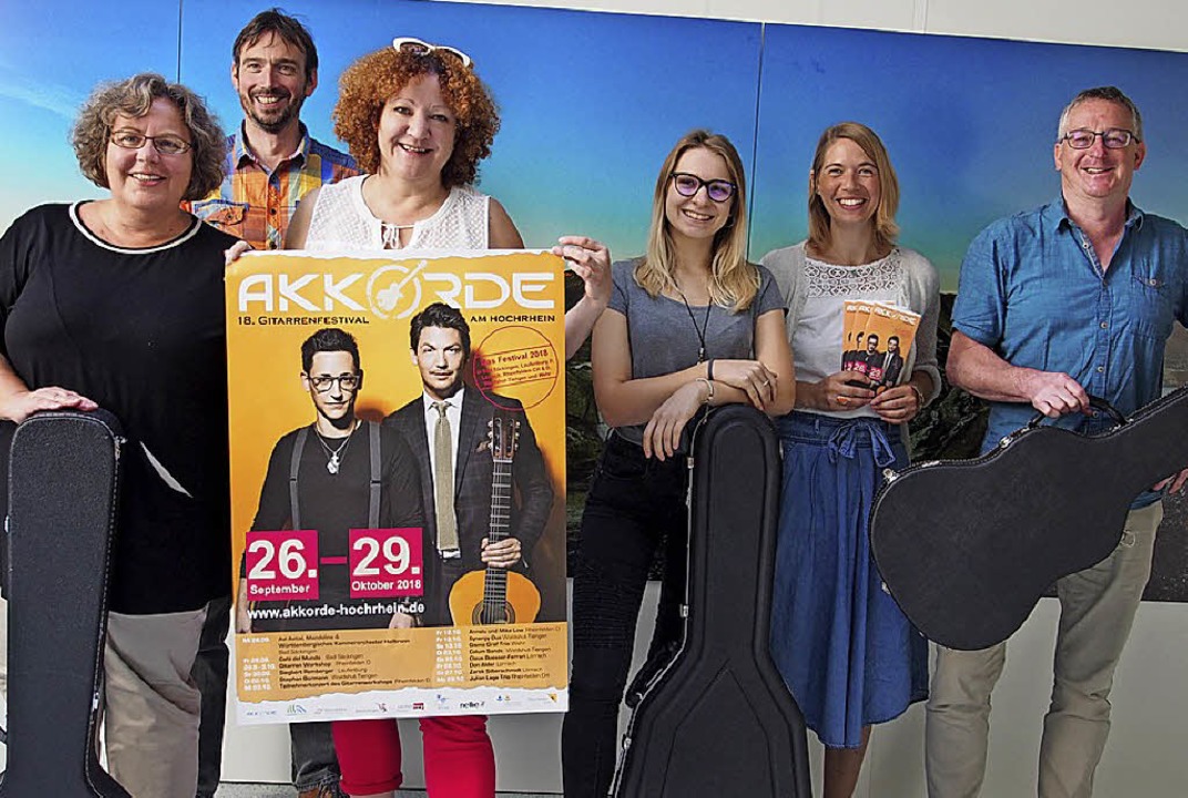 Das Team des &#8222;Akkorde&#8220;-Fes...nder Harald Stampa (Zweiter von links)  | Foto:  Burkhardt